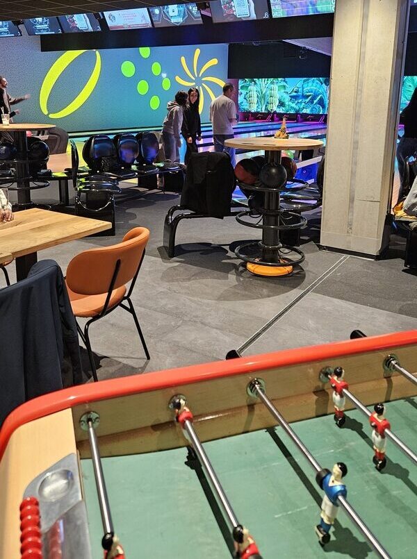 Baby-foot et espace de jeux près des pistes du Bowling de l’Orangerie